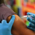 Femme se faisant vacciner