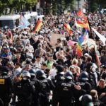 Des milliers d’opposants aux mesures contre le coronavirus manifestent en Allemagne et en Pologne